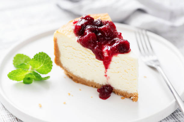 cheesecake classica con salsa di ciliegie - cheesecake foto e immagini stock