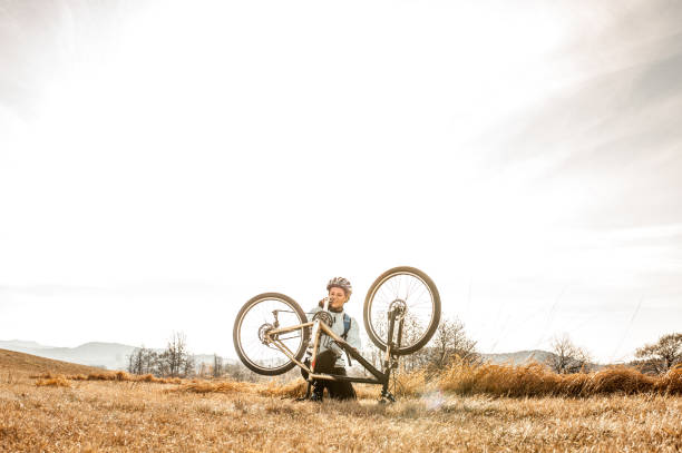 Weibliche Langlauf Cycler Reparatur Fahrrad – Foto