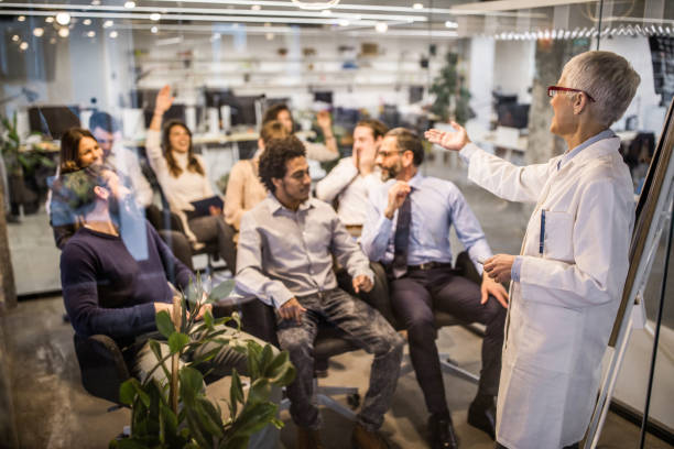 ¡estaré encantado de responder tu pregunta! - seminar asking business meeting fotografías e imágenes de stock