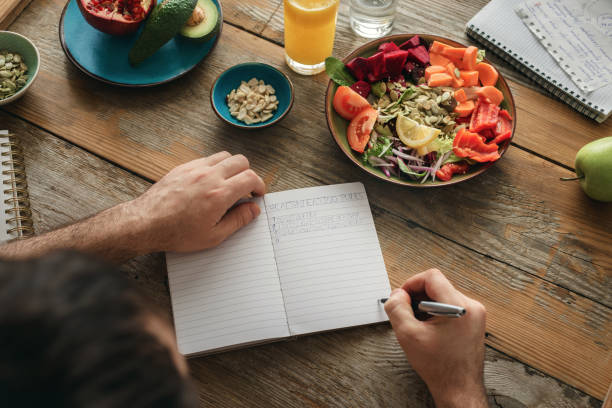 estilo de vida saludable dieta comida sana del hombre - food healthy eating healthy lifestyle meal fotografías e imágenes de stock