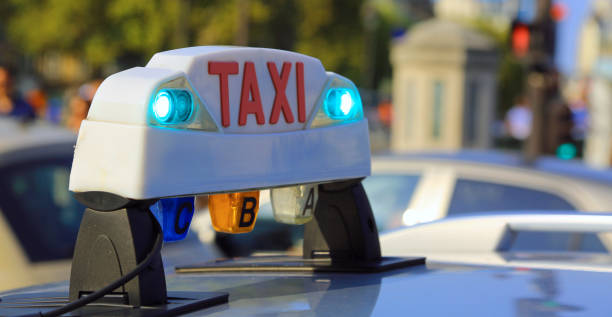 french luminous taxi top sign in paris france - chamada de fotografia imagens e fotografias de stock