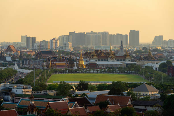 świątynia szmaragdowego buddy, wielki pałac, wat pho i sanam luang, wat phra kaew i budynki wieżowców. bangkok city w centrum miasta o zachodzie słońca, tajlandia. buddyjska świątynia. - sanam luang park zdjęcia i obrazy z banku zdjęć