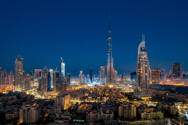 skyline de dubai à noite - middle east highway street night - fotografias e filmes do acervo