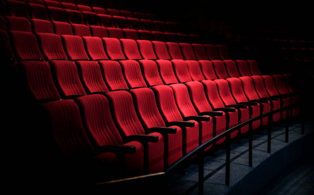 rows of red seats in a theater - empty theater imagens e fotografias de stock