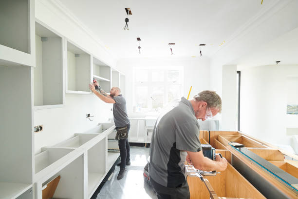 equipo de carpinteria montaje de una cocina - escaparate fotografías e imágenes de stock