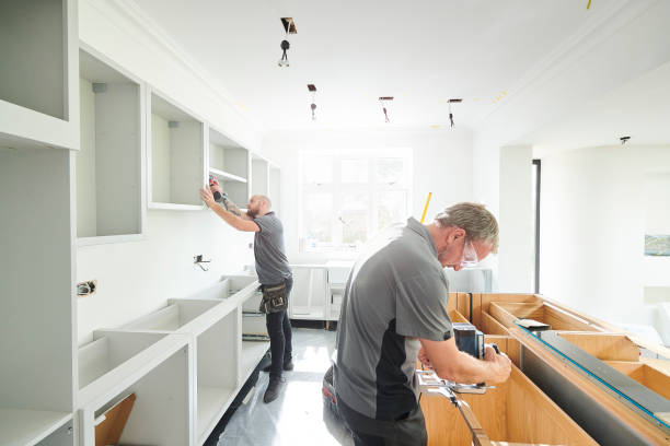 joinery team fitting a kitchen two joiners installing a kitchen building contractor stock pictures, royalty-free photos & images