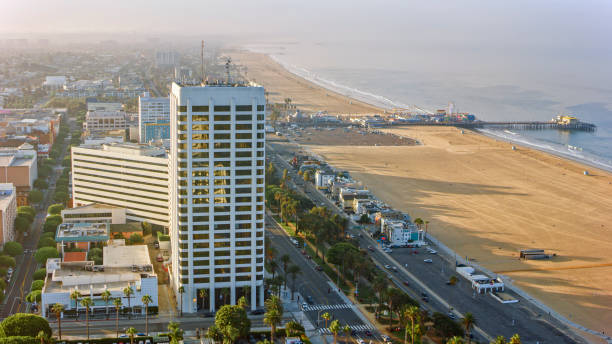 vista de santa monica pier - santa monica pier city of los angeles los angeles county aerial view fotografías e imágenes de stock