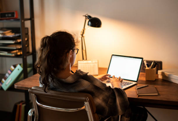 teen mädchen hausaufgaben auf ihrem laptop - sitting area stock-fotos und bilder