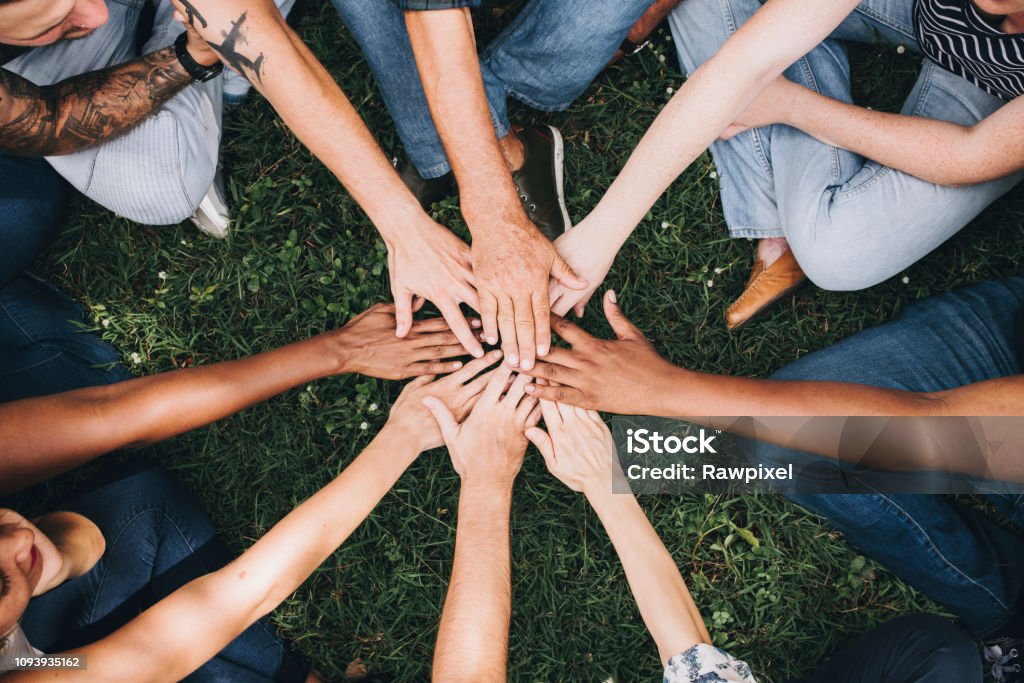 Menschen Sie stapeln Hände zusammen im park - Lizenzfrei Gemeinschaft Stock-Foto
