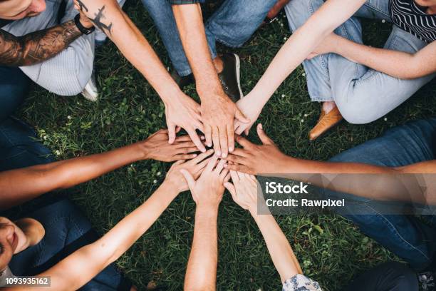 Menschen Sie Stapeln Hände Zusammen Im Park Stockfoto und mehr Bilder von Gemeinschaft - Gemeinschaft, Hand, Zusammenarbeit