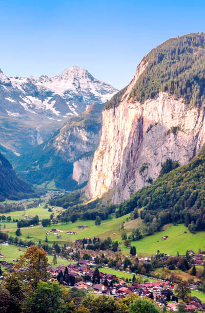 dorf der schweiz - hill grindelwald village landscape stock-fotos und bilder