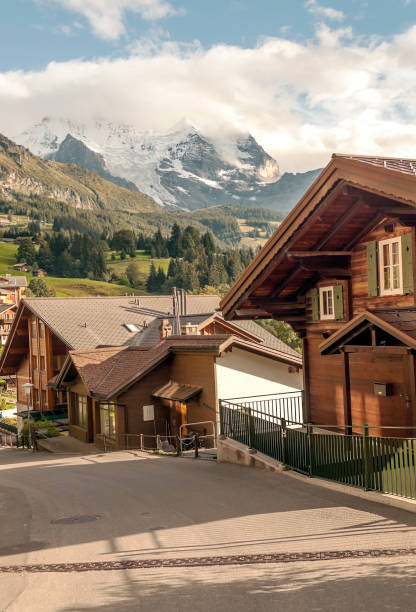 ville de suisse - snow european alps house grindelwald photos et images de collection