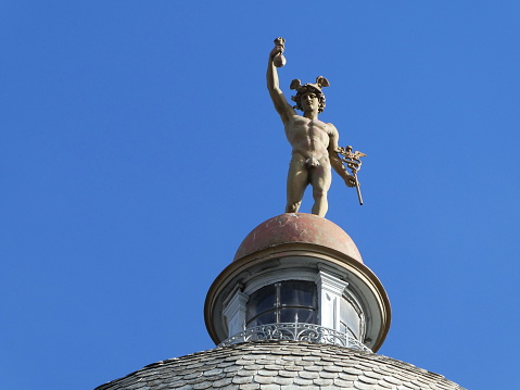 Italie - Toscane - Florence - Loggia dei Lanzi. Sculpture de Persée. Perseus with the Head of Medusa is a bronze sculpture made by Benvenuto Cellini in the period 1545–1554. The sculpture stands on a square base which has bronze relief panels depicting the story of Perseus and Andromeda, similar to a predella on an altarpiece.[1] It is located in the Loggia dei Lanzi in the Piazza della Signoria in Florence, Italy.