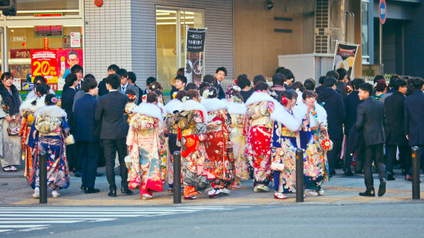 nuovi adulti giapponesi che indossano kimono e abiti in "coming of age day" per strada a yokohama - obi sash foto e immagini stock