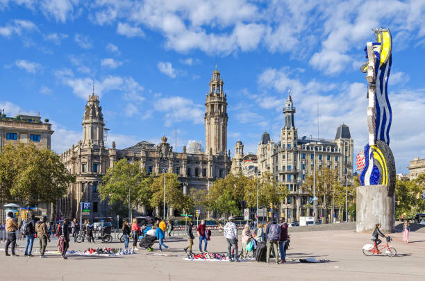 plaza antonio lopez avec le bureau de poste et el cap de barcelona - port de barcelona catalonia spain barcelona city photos et images de collection