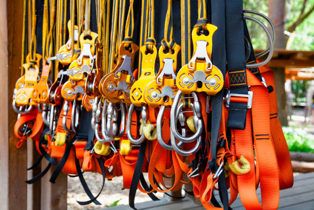 attrezzatura di sicurezza auto-belay in un corso di corde in un parco avventura sugli alberi - climbing clambering hanging rope foto e immagini stock