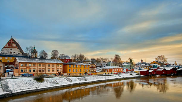 porvoo, finlandia histórico antiguo con casas de madera y piedra medieval y ladrillo catedral de porvoo en el amanecer de la hora azul - suomenlinna fotografías e imágenes de stock