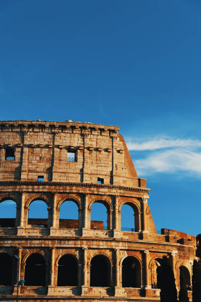 dettaglio del colosseo di fama mondiale al tramonto - light nobody coliseum vertical foto e immagini stock