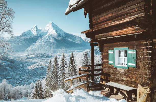 tradizionale baita di montagna sulle alpi in inverno - hut winter snow mountain foto e immagini stock