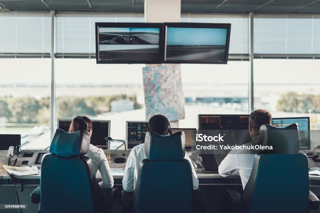 Groupe de répartiteurs d’air dans la salle de navigation - Photo de Centre d'appel libre de droits