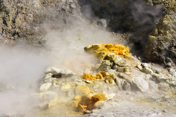 fumerolle dans le volcan de la solfatara - sulphur landscape fumarole heat photos et images de collection