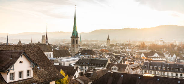 zurich, suiza - vista de la ciudad vieja de eth - grossmunster cathedral fotografías e imágenes de stock