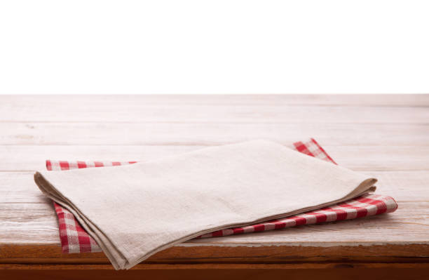 servilleta en la mesa de madera aislado en blanco. servilletas de lino multicoloras para el restaurante. simulacro para diseño. vista superior. - kitchen cloth fotografías e imágenes de stock