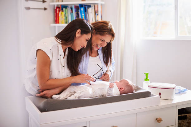 madre e nonna ispanica millenarie che giocano con il figlio piccolo sul tavolo, focus selettivo - baby grandparent newborn grandmother foto e immagini stock