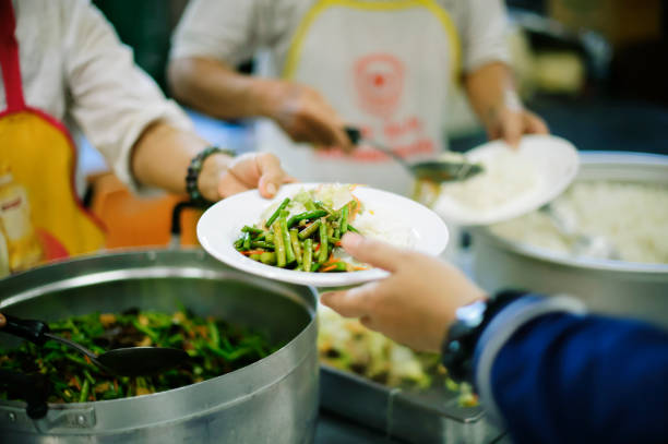 무료 음식, 배고픈 피드를 사용 하 여 남은: 개념 자선 음식 - pauper 뉴스 사진 이미지