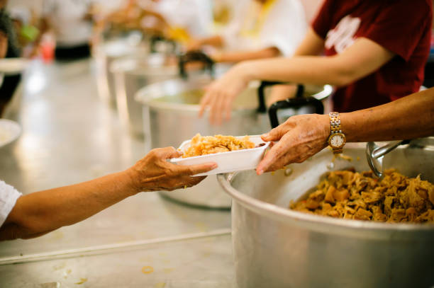 comida gratis para la gente pobre y sin hogar dona alimentos a menos gente: concepto de alimento de la esperanza - pauper fotografías e imágenes de stock