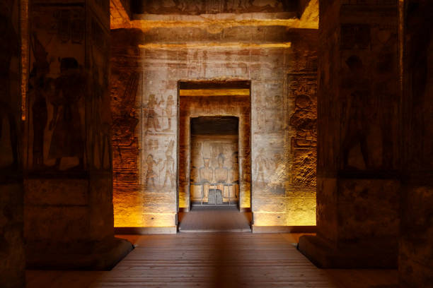абу симбель - внутри рамсес ii, статуи божеств в святилище - egyptian culture hieroglyphics travel monument стоковые фото и изображения