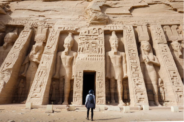 abu simbel - podróżny poza świątynią nefertari w egipcie - nefertaris temple of hathor zdjęcia i obrazy z banku zdjęć
