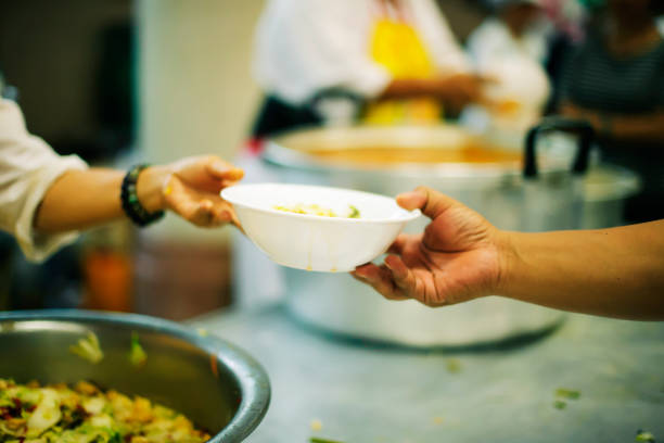 istock From hand to hand : Sharing Food With Homeless 1094036990