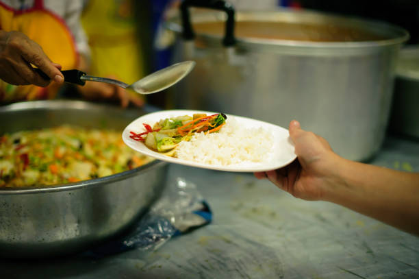 istock From hand to hand : Sharing Food With Homeless 1094037148