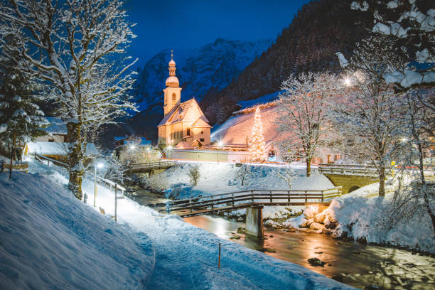 chiesa di ramsau nel crepuscolo invernale, baviera, germania - snow chapel christmas germany foto e immagini stock