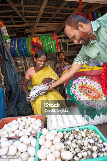 Photo libre de droit de Femme Indienne Vente Des Œufs Dans Une Stalle De Rue Commerçante Kerala Inde banque d'images et plus d'images libres de droit de Commerce