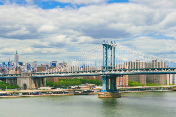pont de manhattan, east river et new york skyline avec empire state building en arrière-plan, ny, usa. - east river drive photos et images de collection