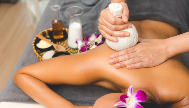 태국 마사지 스파 룸에서 아시아 여자의. - alternative medicine massaging spa treatment back 뉴스 사진 이미지