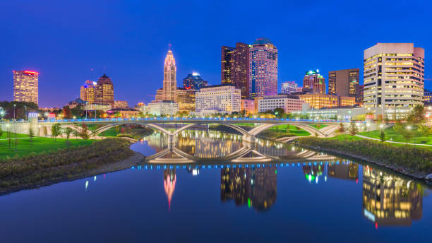 columbus, ohio, usa skyline on the river - columbus park imagens e fotografias de stock