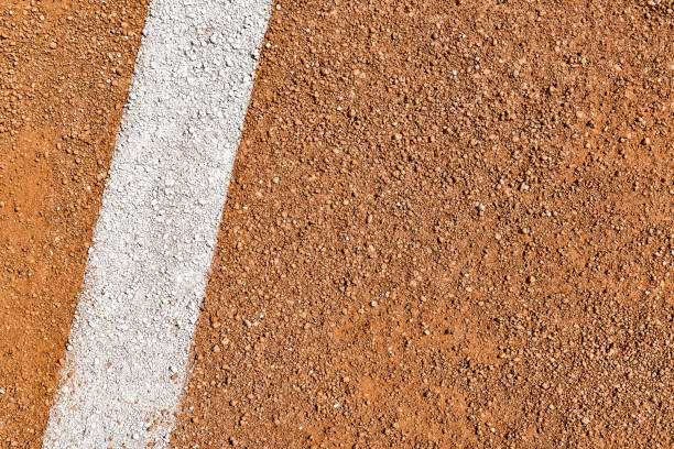 pintado de línea de fair/foul blanca en polvo de diamante de béisbol/softbol - baseline fotografías e imágenes de stock