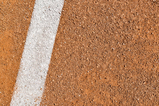 fair/foul line bianca verniciata su sporco di baseball/diamante softball - baseline foto e immagini stock