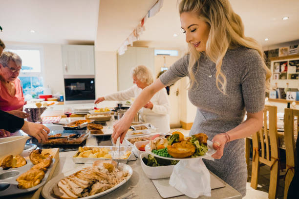 podekscytowany jej kolacja świąteczna - yorkshire pudding zdjęcia i obrazy z banku zdjęć