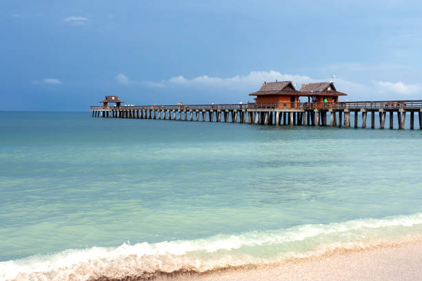 famoso muelle en el golfo de méxico en naples florida - florida naples florida pier beach fotografías e imágenes de stock