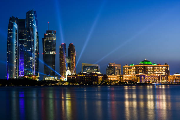 skyline von abu dhabi - emirates palace hotel stock-fotos und bilder