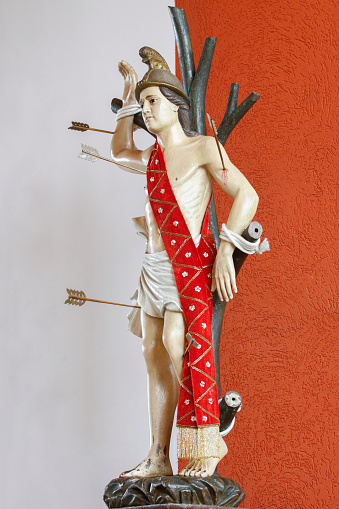 聖セバスティアヌスの像は矢印の付いたショット お祝いのストックフォトや画像を多数ご用意 お祝い, オーナー, カトリック iStock