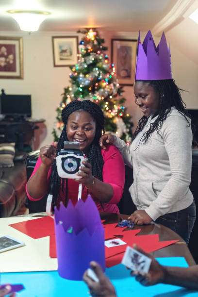 afro-amerikanische familie feiern twelfth night - polaroid transfer fotos stock-fotos und bilder