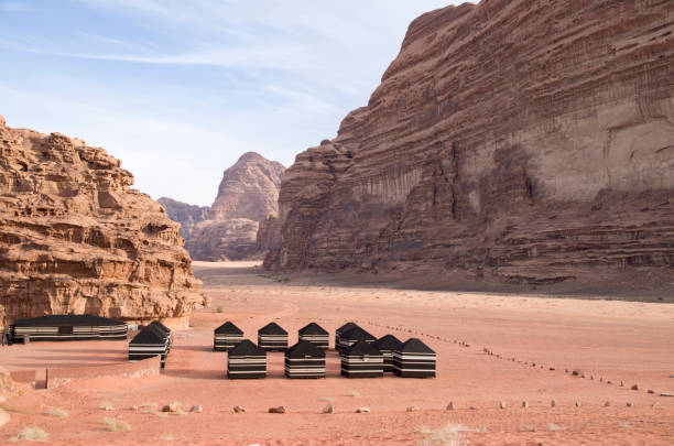 tende nere turistiche beduini nel deserto del wadi rum in giordania - wadi rum foto e immagini stock