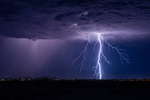 boulon de foudre d’une tempête. - thunderstorm lightning storm monsoon photos et images de collection