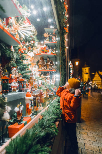 istock Little boy looking at store window on Christmas 1094124518