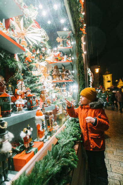 istock Little boy looking at store window on Christmas 1094124524